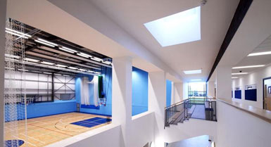 Holder Mathias的英國Glamorgan大學體育教學中心開放1