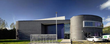 Holder Mathias的英國Glamorgan大學體育教學中心開放2