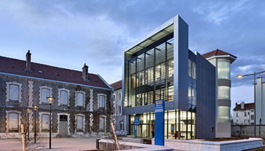 法國一座卷煙廠被改造成總務會大樓 -1