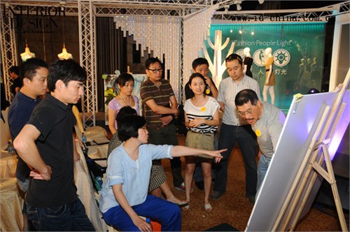 設(shè)計(jì)師和品牌業(yè)主們討論商業(yè)