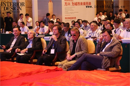 投標(biāo)的五位建筑師事務(wù)所代表：（左起）zaha hadid事務(wù)所Patrik Schumacher、漢斯?霍萊茵、保羅?安德魯事務(wù)所合伙人、藍(lán)天組沃爾夫?D?普瑞克斯、馬可