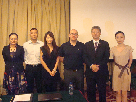 意大利多莫斯設計學院酒店設計項目主任 梅騫予（右一） 意大利多莫斯設計學院酒店設計項目主任 鄭  瀟（左一）