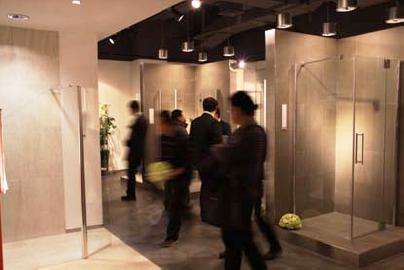 衛浴產品展示區域的奧德堡PANOS A系列筒燈