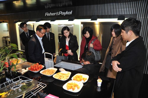 斐雪派克杭州展廳經理陳珠塔先生現場講解產品—抽屜式洗碗機