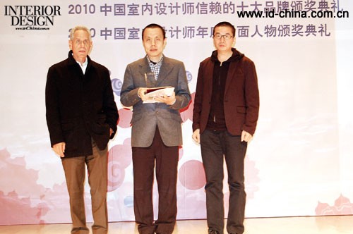 美國南加州建筑學(xué)院院長Eric Owen Mo、清華大學(xué)環(huán)藝系主任蘇丹為封面人物趙虹頒獎。 