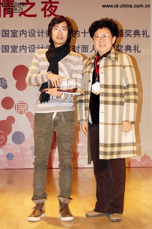 CIID副會長李寧為謝智明頒獎。 